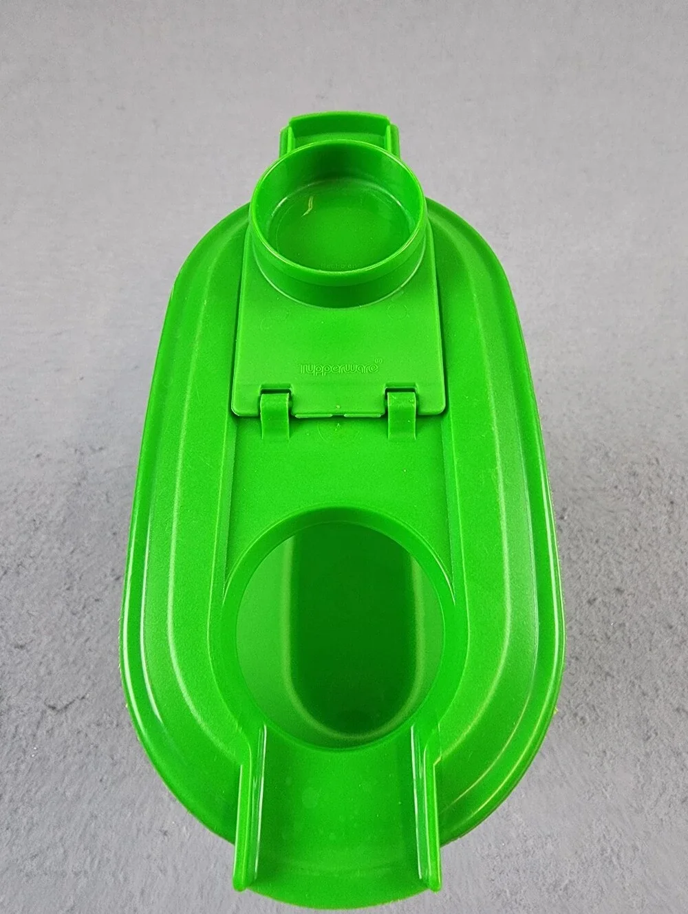 Vintage 80s Tupperware Green Slim Line 2 Quart Refrigerator Pitcher Mold # 2009